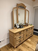 8 piece Queen size bedroom set available 1 May 2026 in Ramstein, Germany