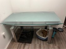 I have a kitchen glass table in Fort Polk, Louisiana