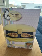 Cute little waffles in heart shape 240V in Stuttgart, GE