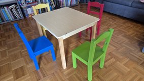 Schreibtisch- und Stuhlset für Kleinkinder in Wiesbaden, GE