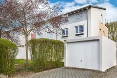 PETS ALLOWED IN 2011 DUPLEX HOUSE! approx. 166 m², 4.5-Room, 3.5-Bed, 2.25-Bath, Garage and Parking in Wiesbaden, GE
