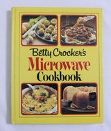 Vintage 1981 Betty Crocker Microwave Cook Book Hard Cover in Oswego, Illinois