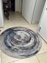 Modern Round Area Rug with Abstract Pattern – $10 in Stuttgart, GE