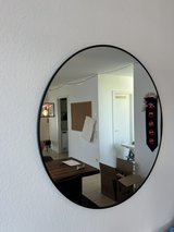 Large Round Wall Mirror with Sleek Black Frame (80cm) – Great Condition! €20 in Stuttgart, GE