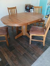 oak table and 4 nice chairs in Alamogordo, New Mexico