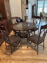 Dinette Set - Like New in Bolingbrook, Illinois