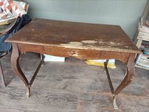 FAUX-TIGER OAK FINISH DESK in Alamogordo, New Mexico