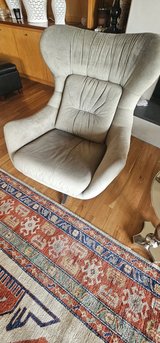 2 Vintage swival egg chairs mid-century in Oswego, Illinois