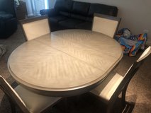 Table & 4 chairs  Like New in Naperville, Illinois