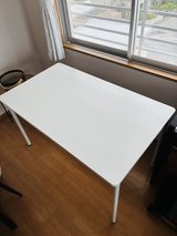 White Dining Table (In excellent Condition) in Okinawa, Japan