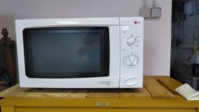 LG  MS-2807C  Microwave Oven/Grill Combination, 220v.  Like New! in Ramstein, Germany