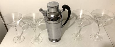 Like New 4 swirl pattern Martini Glasses & Art Deco Cocktail Shaker Set in Bolingbrook, Illinois