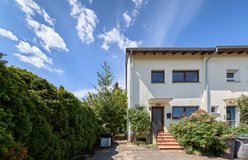 *PETS ALLOWED* in spacious Corner Townhouse with Garden, Sauna & Garage 15 min near Clay Kaserne in Wiesbaden, GE