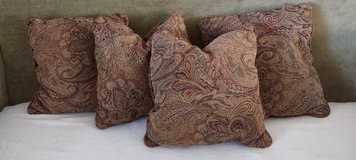 4 decorator throw pillows in Bolingbrook, Illinois