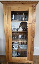 Solid Pine Display Cabinet – Professionally Restored – Excellent Condition in Ramstein, Germany
