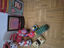 Viele Spielzeugautos und Darts (toy cars and dart board) in Wiesbaden, GE