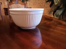 Large Gibson white ribbed bowl in Alamogordo, New Mexico