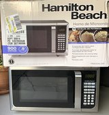 Like New! Hamilton Beach countertop 900W Microwave Oven in Wheaton, Illinois