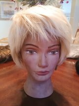Short synthetic blond wig in Alamogordo, New Mexico