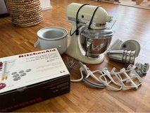 KitchenAid Artisan 5-Quart Stand Mixer bundle in classic Almond Cream in Wiesbaden, GE