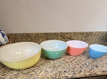 Set of 4 Pyrex bowls in Spring, Texas