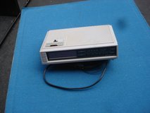 SMALL SPARTUS AM/FM RADIO in Bartlett, Illinois