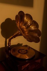 vintage-style tabletop gramophone. in Baumholder, GE