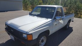 TOYOTA TRUCK - 1984 short bed  good engine and trans in Yucca Valley, California