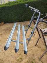 Menabò Stand Up 3 three-bike rear-mounted bicycle carrier with aluminum wheel rails in Wiesbaden, GE