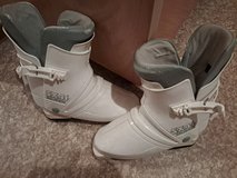 VINTAGE SALMON SK 41 WHITE SKI BOOTS in Spangdahlem, Germany