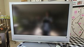 Sony LCD TV / very good condition / HEAVY model # KDL-40S20L1 in Naperville, Illinois