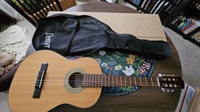3/4 size Classical Acoustic Guitar in excellent condition in Naperville, Illinois