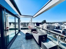 Wiesbaden 5-bedroom penthouse, 200 m² condo, rooftop, parking, fitted kitchen, 13 minutes to Clay in Wiesbaden, GE
