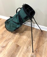 GOLFSMITH CARRY BAG WITH LEGS - GREEN - EXCELLENT CONDITION in Plainfield, Illinois
