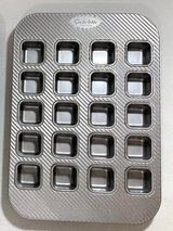 Sur La Table Platinum Pro Baking Pan - 20 mini squares *EUC* in Joliet, Illinois