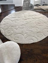 8 ft round Safavieh shag rug in Byron, Georgia