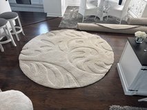 6’7” Safavieh round rug in Byron, Georgia