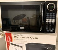 Sunbeam 900W .9 cu ft Black Microwave - used 1 college semester in Naperville, Illinois