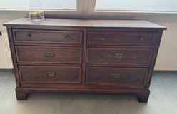 Dexler Heritage Mahogany chest of drawers/ with matching mirror in Stuttgart, GE