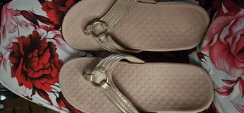VIONIC woman sandals size 10 in Camp Lejeune, North Carolina