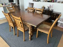Dining Room table (is expandable w/ 1 leaf & table pad) (vintage) in Stuttgart, GE