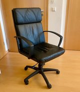 BLACK OFFICE CHAIR in Stuttgart, GE