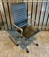 BLACK OFFICE CHAIR WITH CHROME FRAME AND ARMRESTS in Stuttgart, GE
