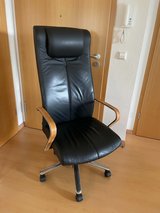 KLÖBER BLACK LEATHER OFFICE CHAIR WITH WOODEN ARMRESTS in Stuttgart, GE