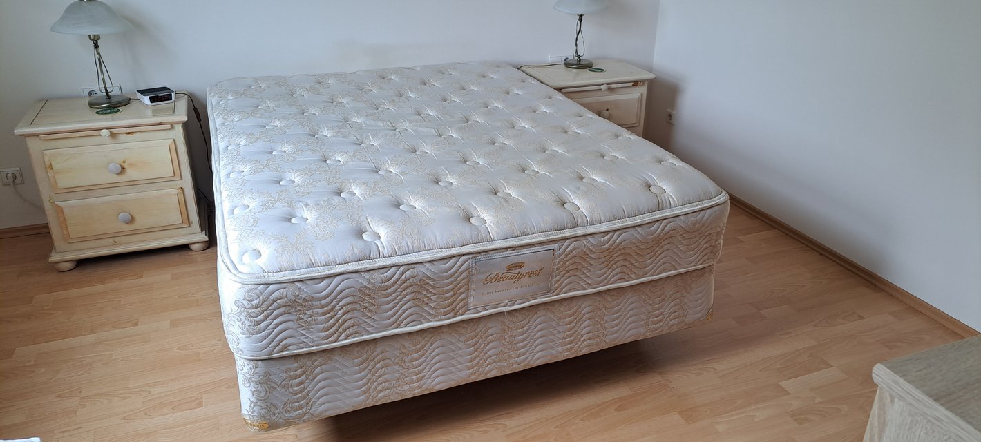 Simmons Beautyrest Queen size mattress box spring and frame Furniture